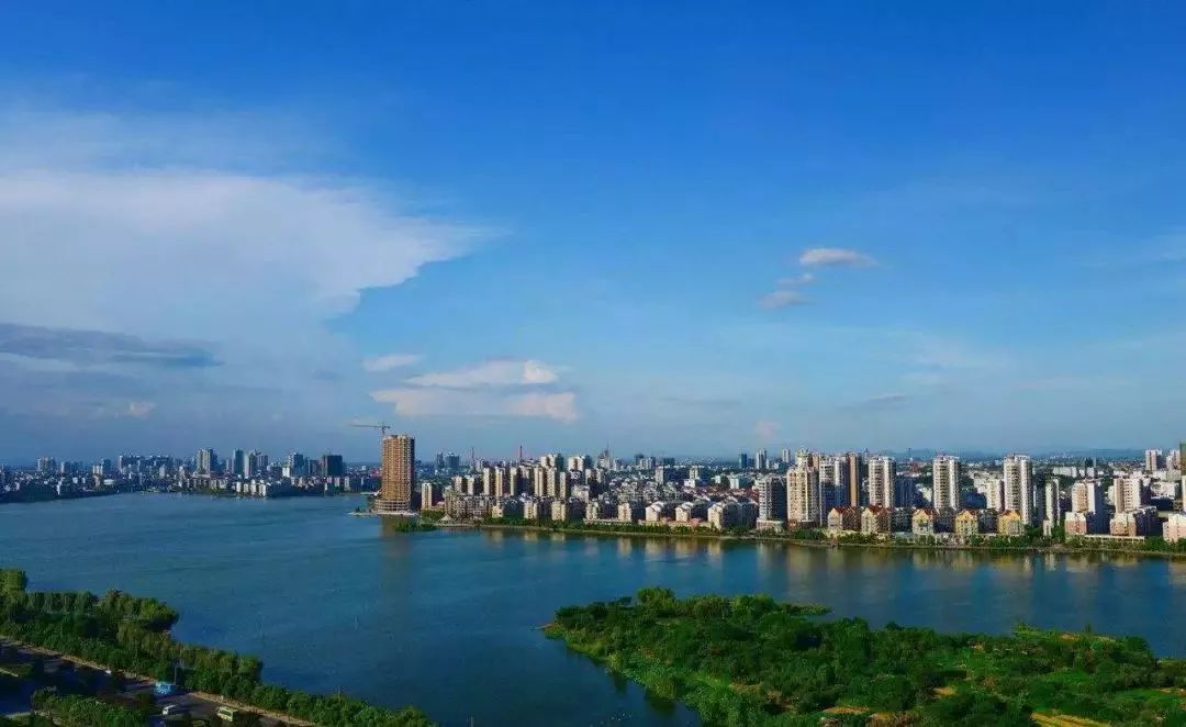 月光下的古城守望者，湖北古城墙夜色场景